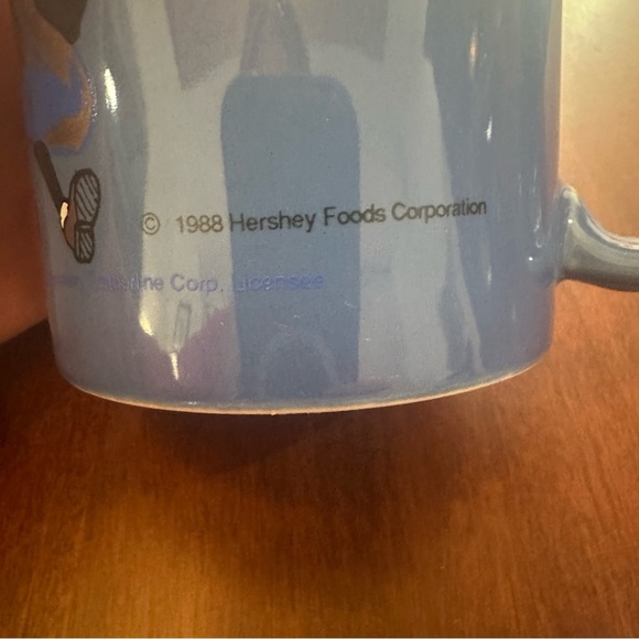 1988 Vintage Hershey’s Dancing Kisses Mug - Picture 6 of 10